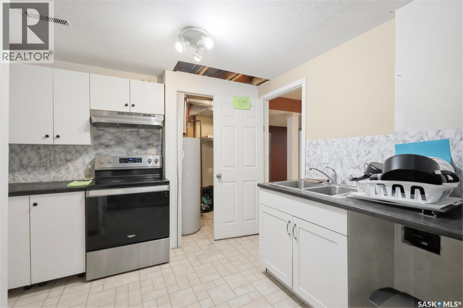 335 Avondale Road, Saskatoon, SK - Indoor Photo Showing Kitchen With Double Sink