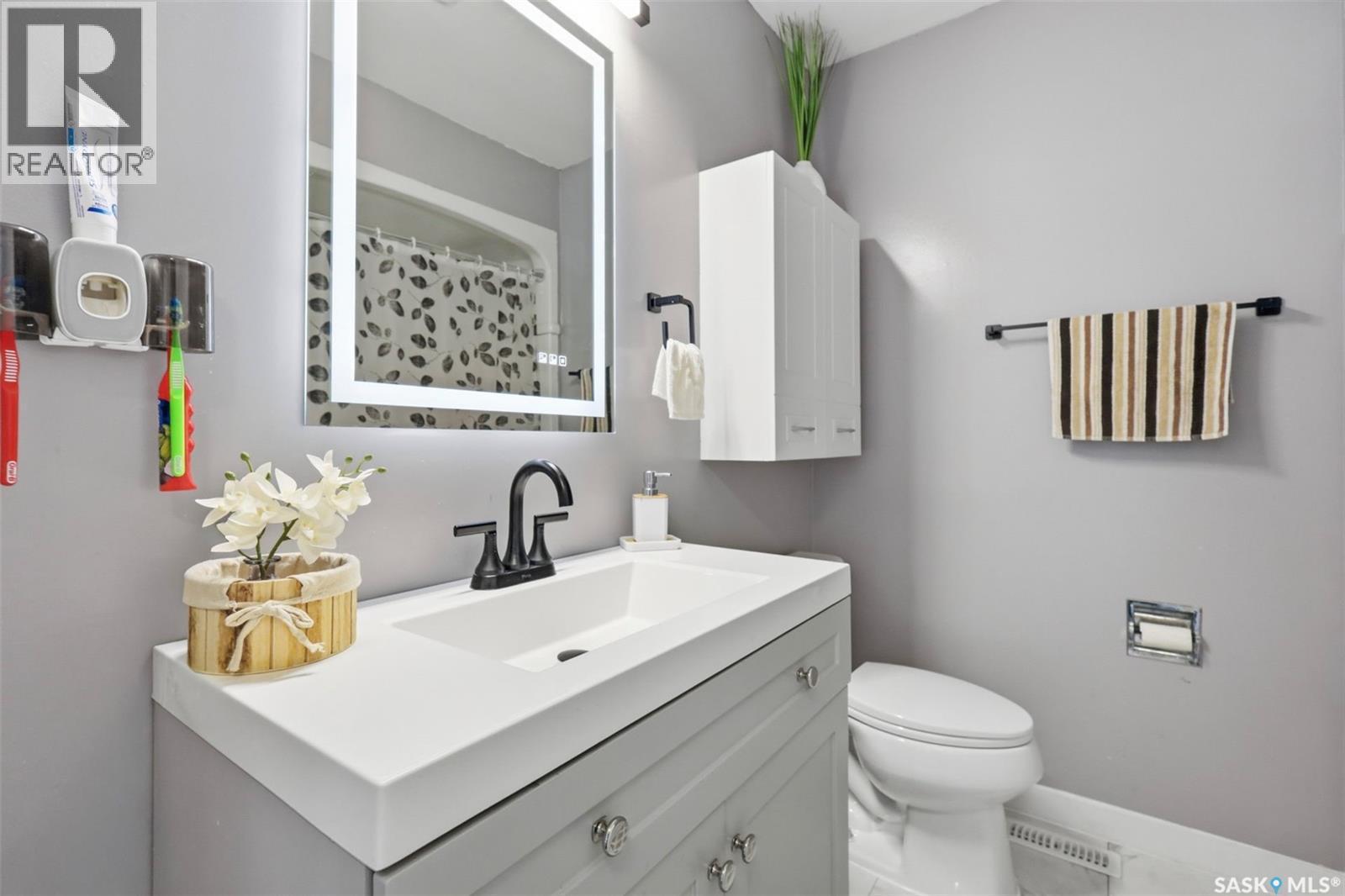 335 Avondale Road, Saskatoon, SK - Indoor Photo Showing Bathroom