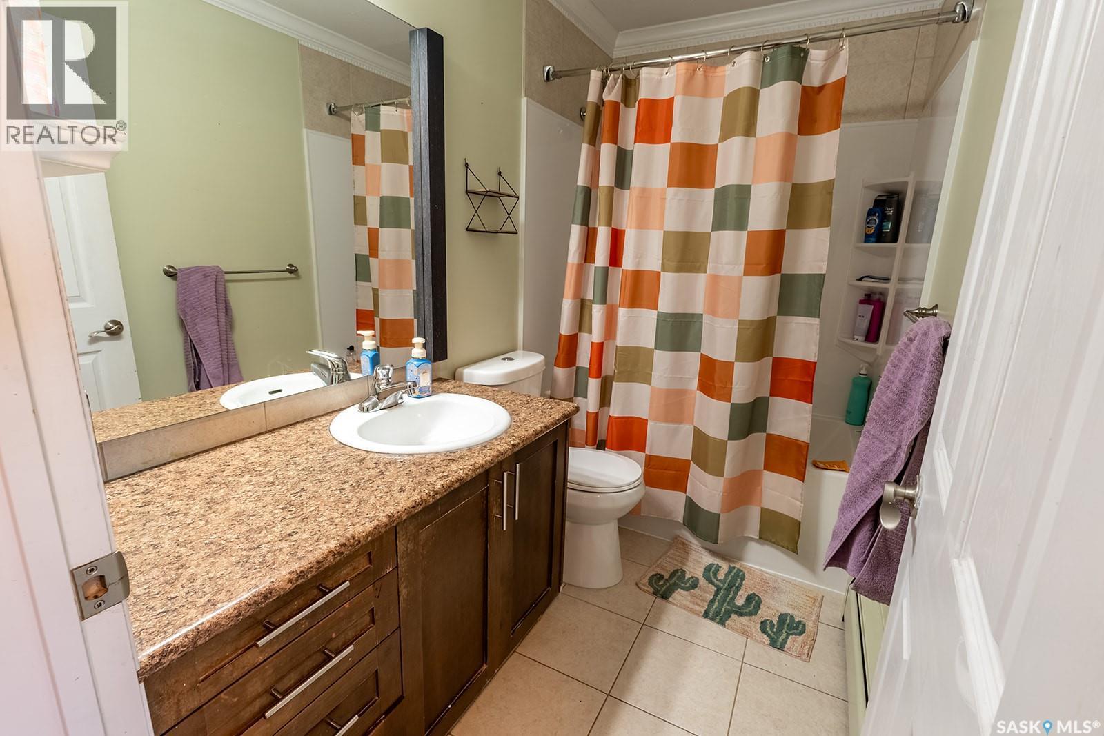 B 1014 Colony Street, Saskatoon, SK - Indoor Photo Showing Bathroom