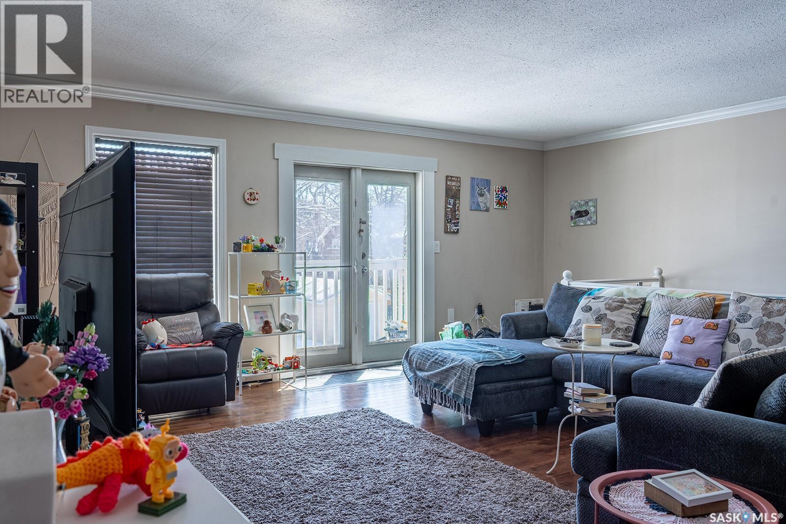 B 1014 Colony Street, Saskatoon, SK - Indoor Photo Showing Living Room