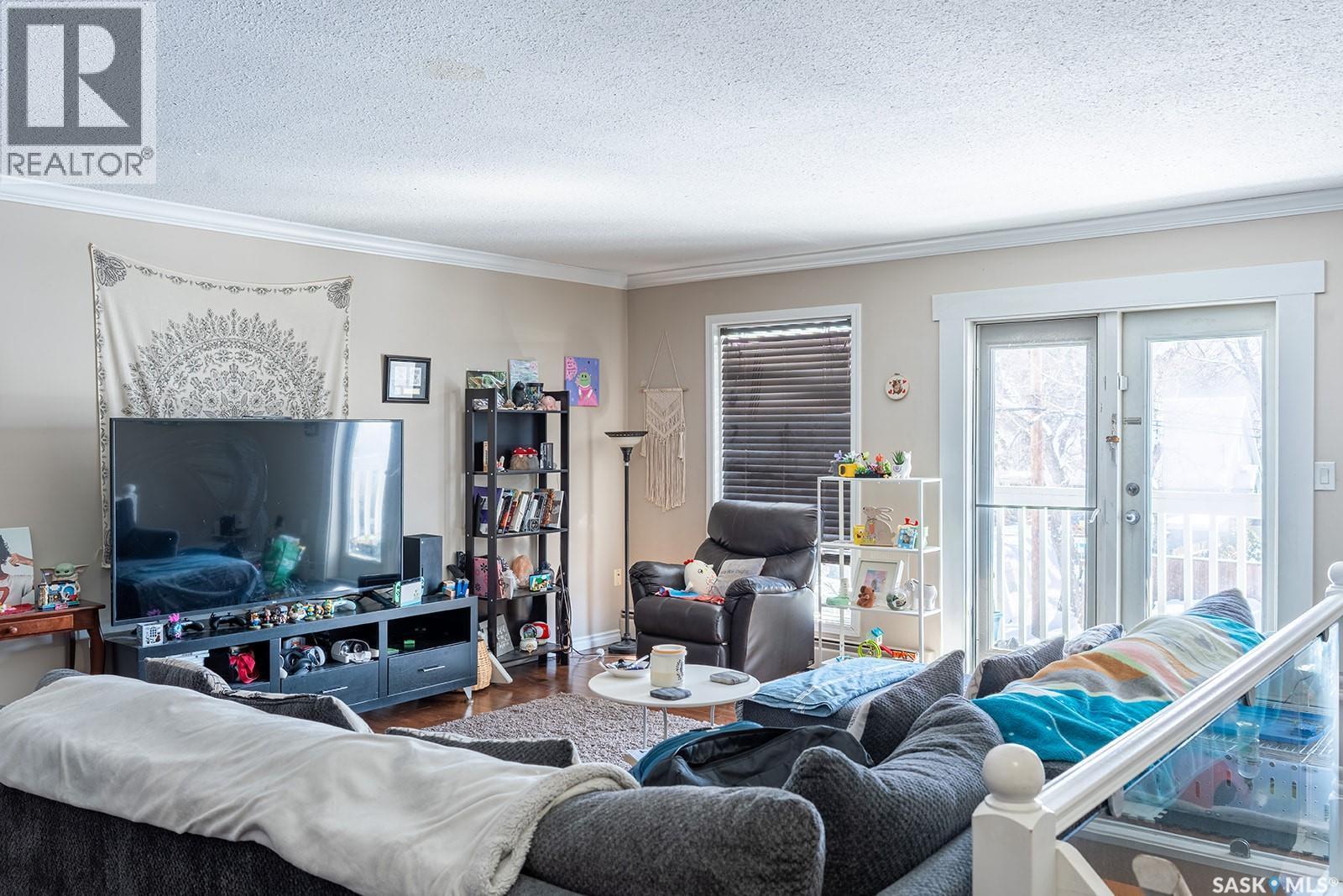 B 1014 Colony Street, Saskatoon, SK - Indoor Photo Showing Living Room