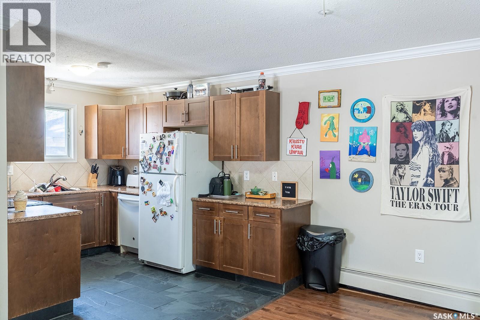 B 1014 Colony Street, Saskatoon, SK - Indoor Photo Showing Kitchen