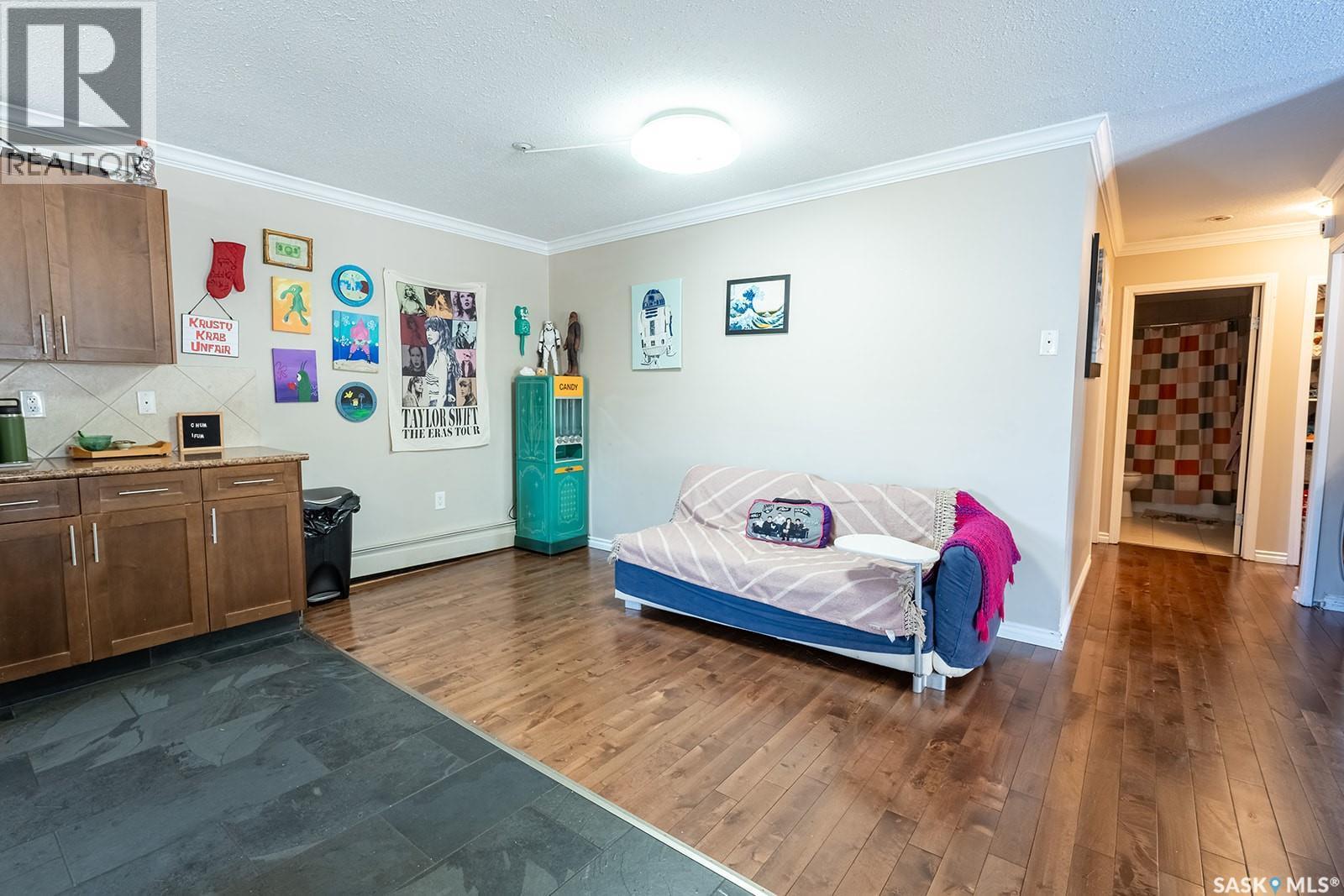 B 1014 Colony Street, Saskatoon, SK - Indoor