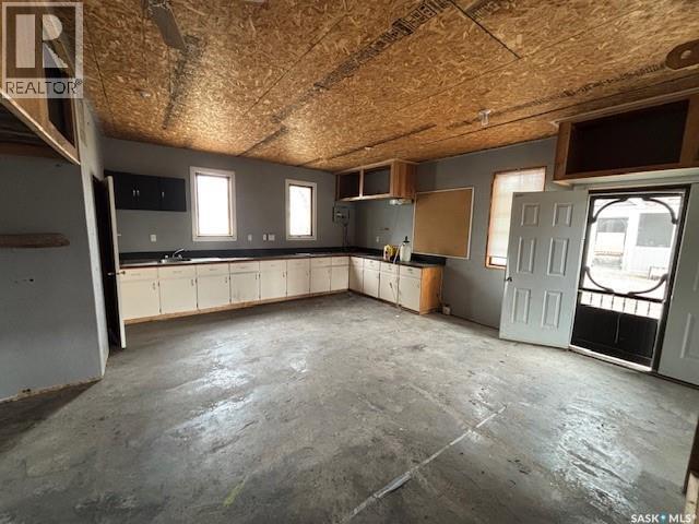 617 Bison Avenue, Weyburn, SK - Indoor Photo Showing Kitchen