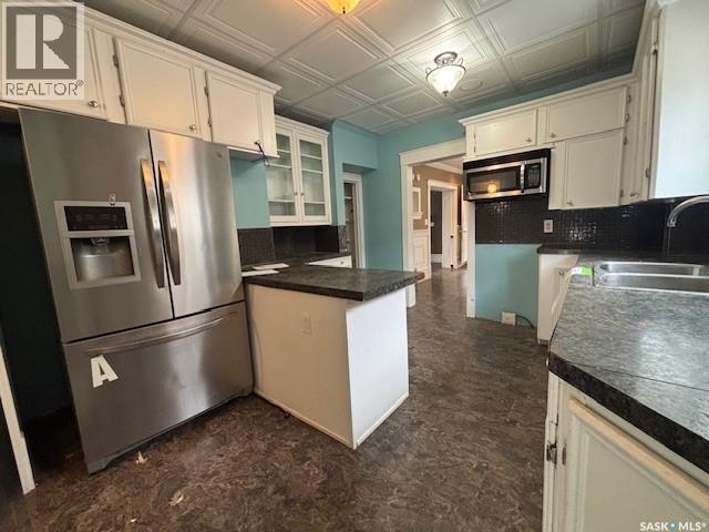 617 Bison Avenue, Weyburn, SK - Indoor Photo Showing Kitchen With Double Sink