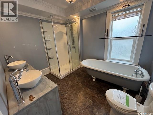 617 Bison Avenue, Weyburn, SK - Indoor Photo Showing Bathroom