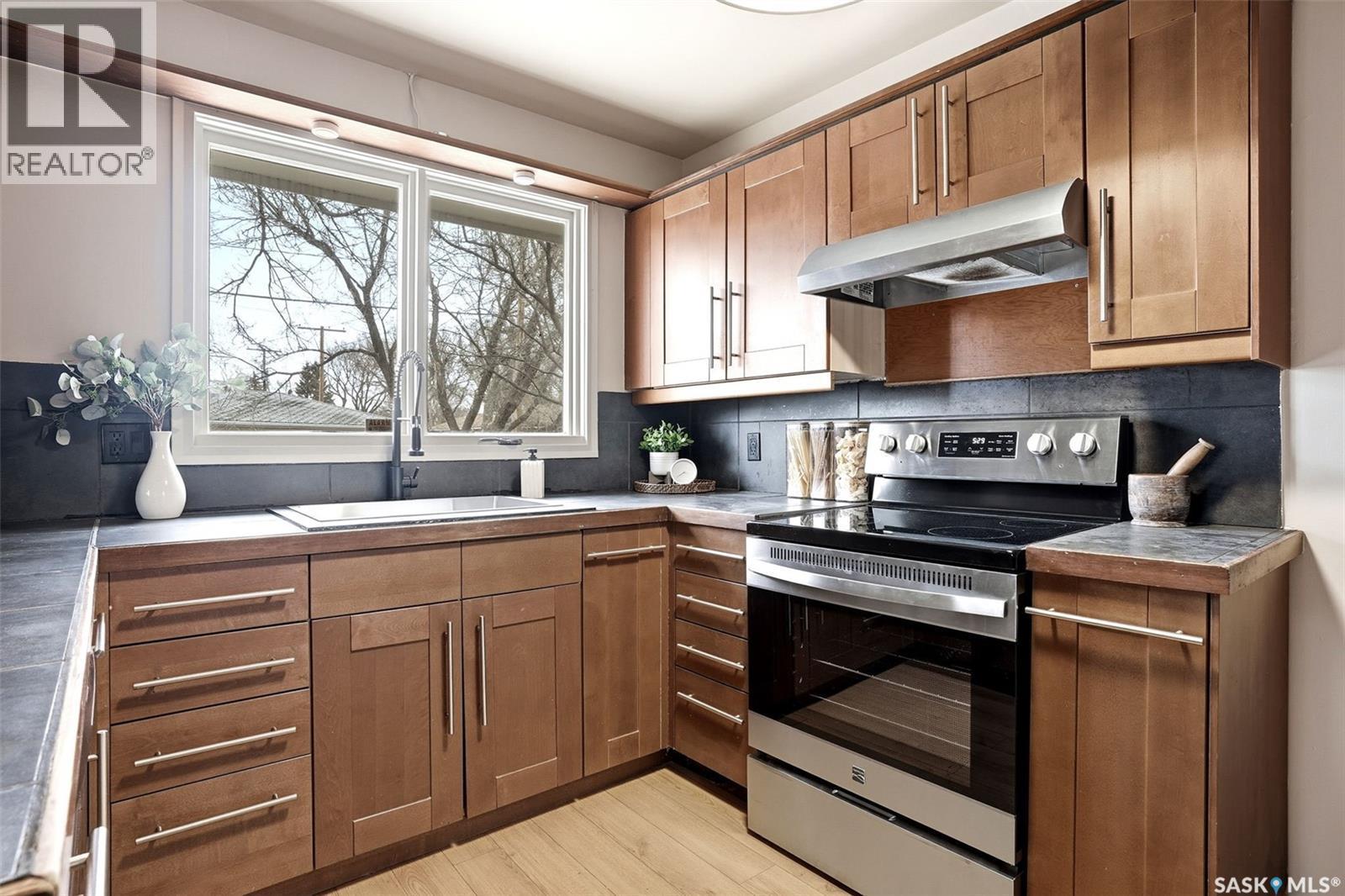 3814 25Th Avenue, Regina, SK - Indoor Photo Showing Kitchen