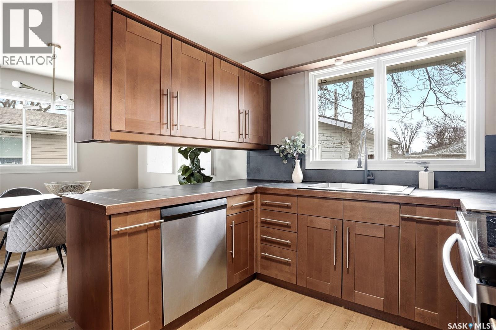 3814 25Th Avenue, Regina, SK - Indoor Photo Showing Kitchen