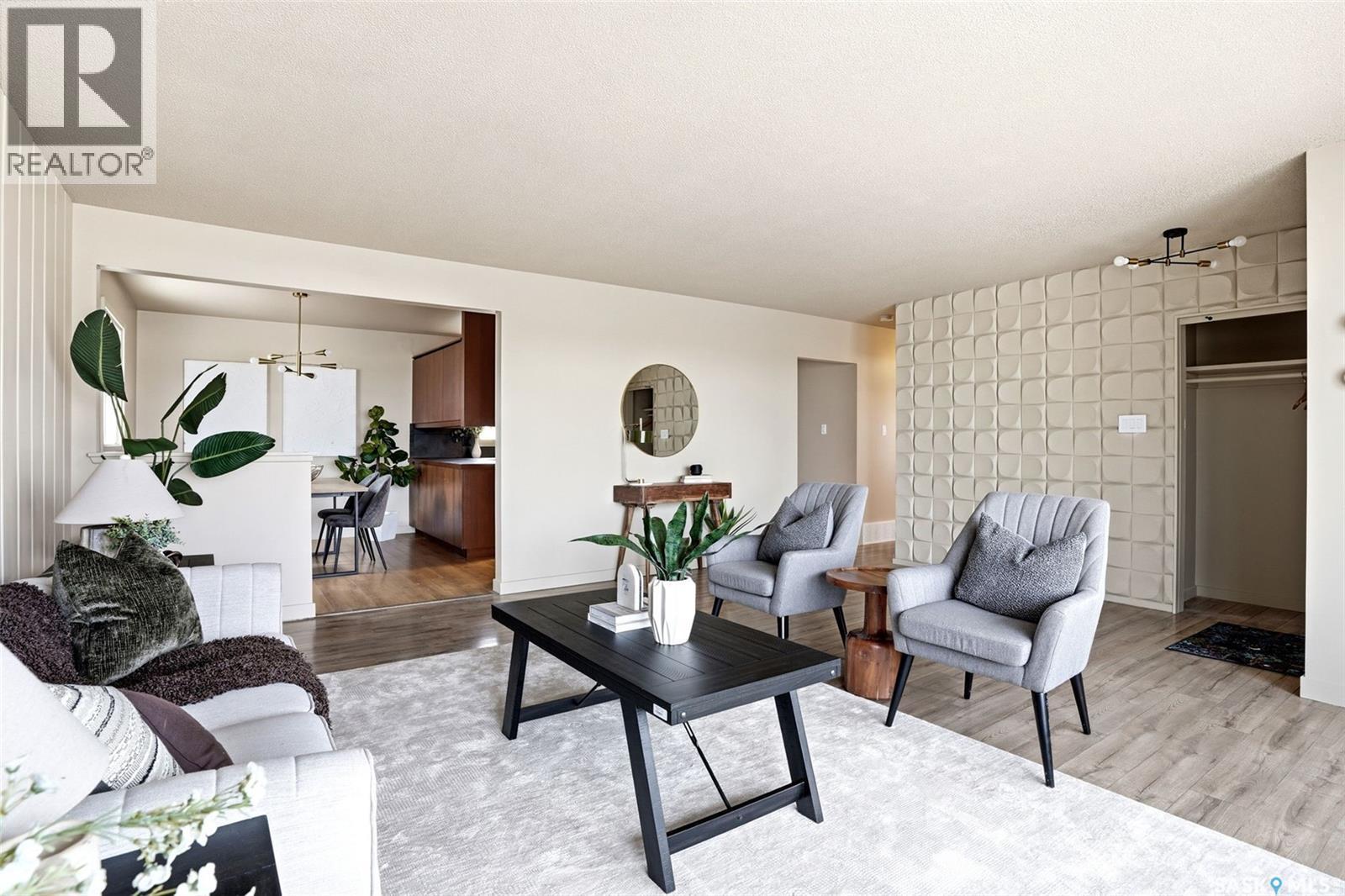 3814 25Th Avenue, Regina, SK - Indoor Photo Showing Living Room