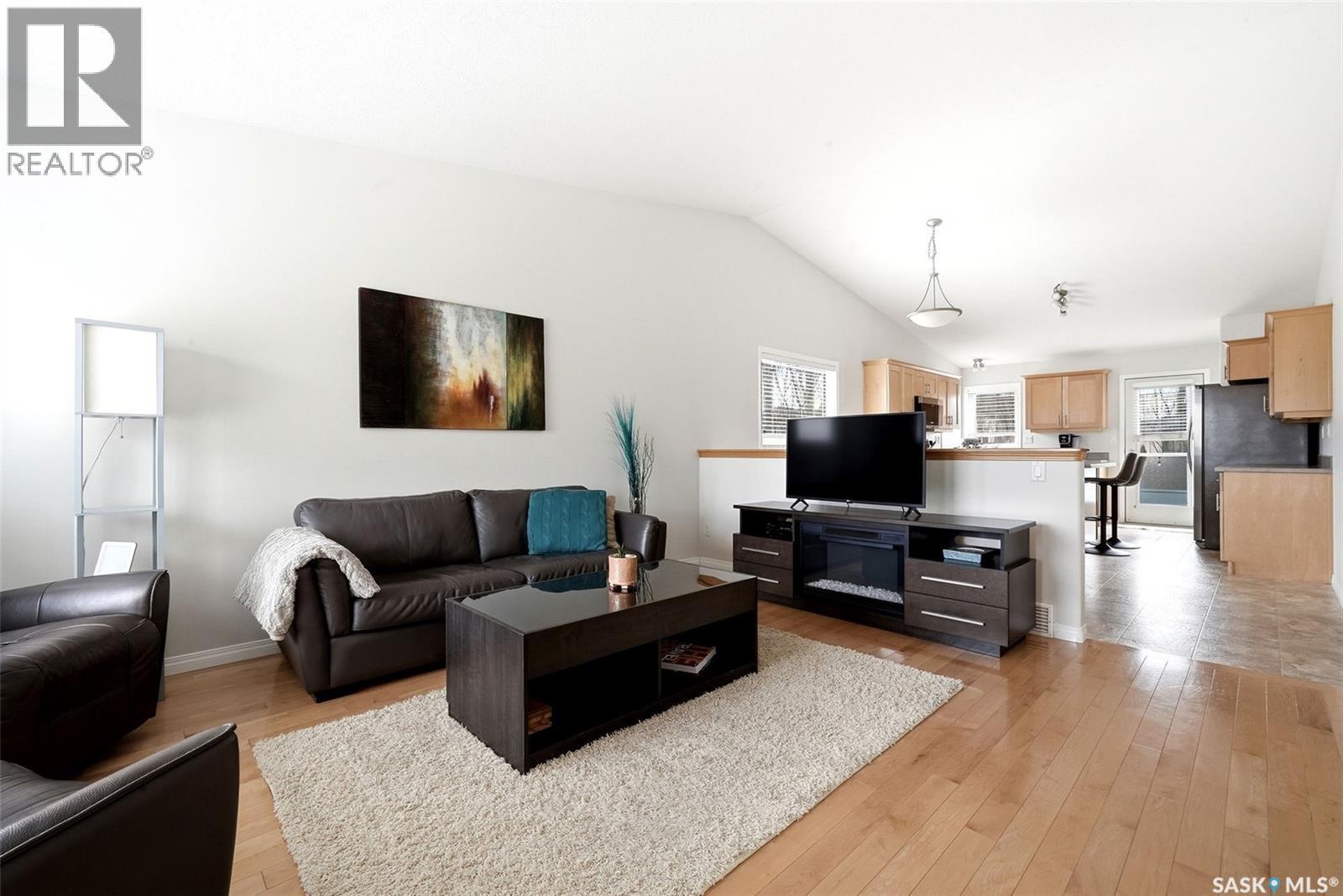 11 Fairway Crescent, White City, SK - Indoor Photo Showing Living Room