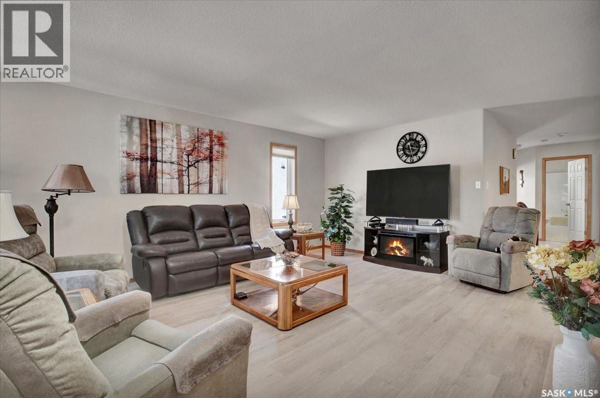4 Crystal Villa, Warman, SK - Indoor Photo Showing Living Room