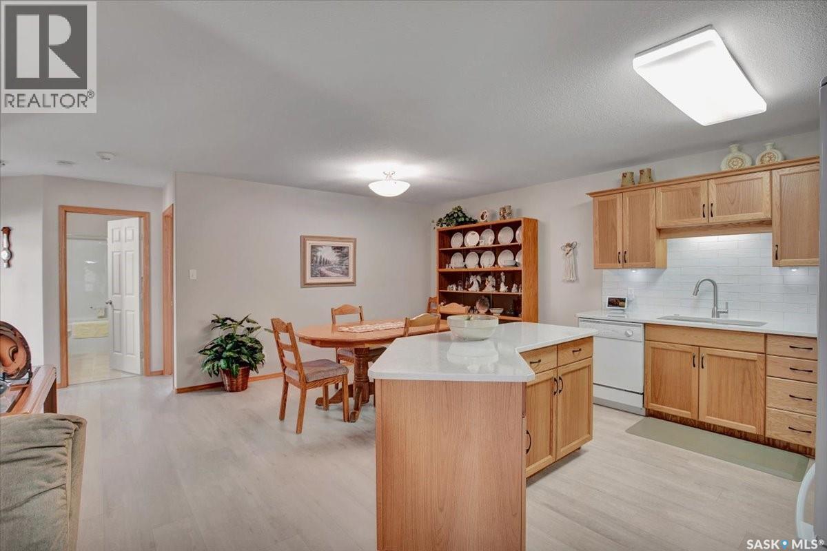 4 Crystal Villa, Warman, SK - Indoor Photo Showing Kitchen