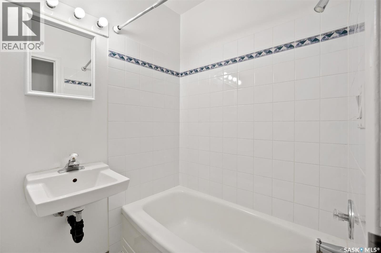 424 3Rd Avenue N, Saskatoon, SK - Indoor Photo Showing Bathroom