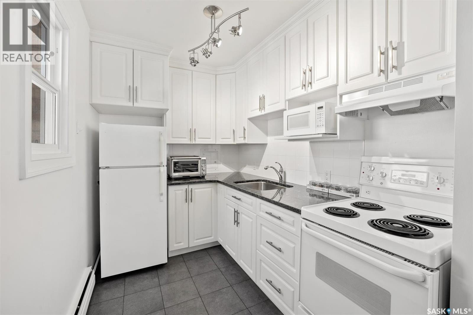 424 3Rd Avenue N, Saskatoon, SK - Indoor Photo Showing Kitchen