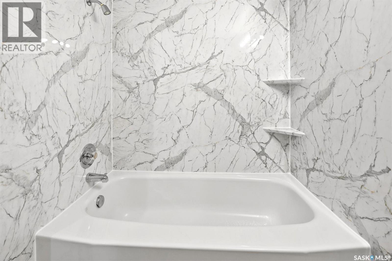 424 3Rd Avenue N, Saskatoon, SK - Indoor Photo Showing Bathroom