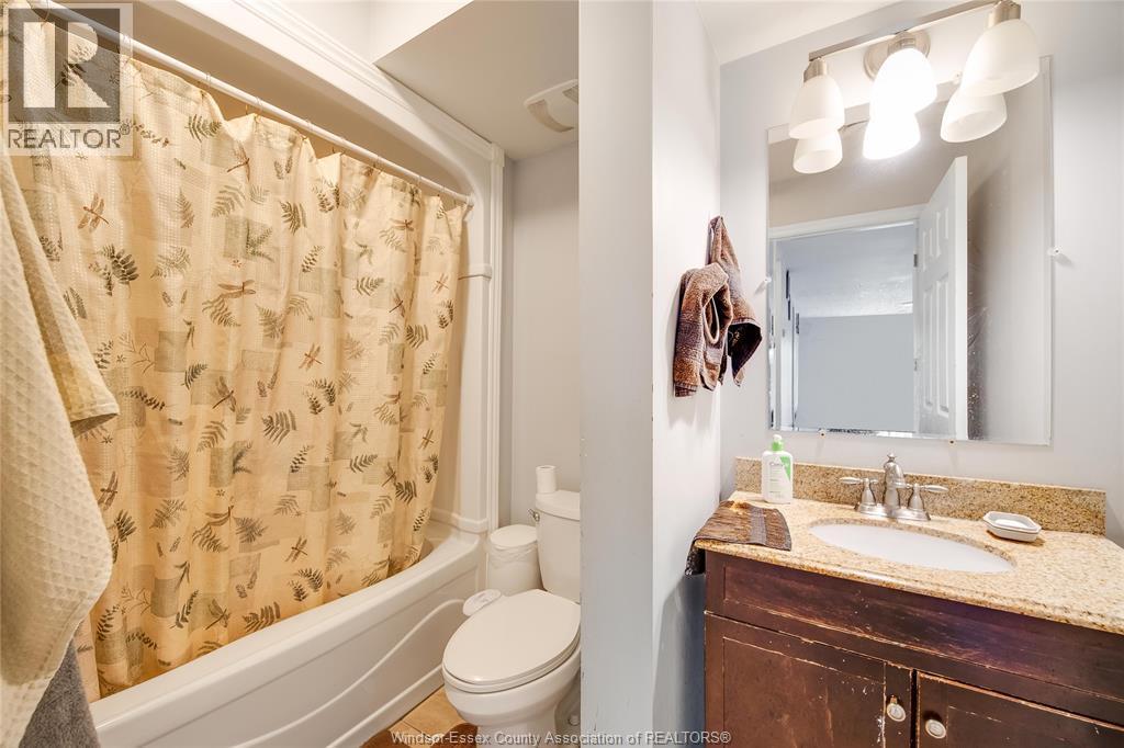 1056-60 Niagara, Windsor, ON - Indoor Photo Showing Bathroom