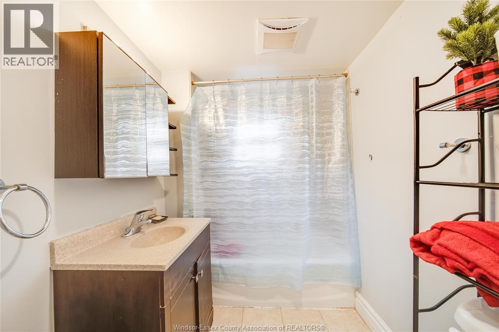 1056-60 Niagara, Windsor, ON - Indoor Photo Showing Bathroom