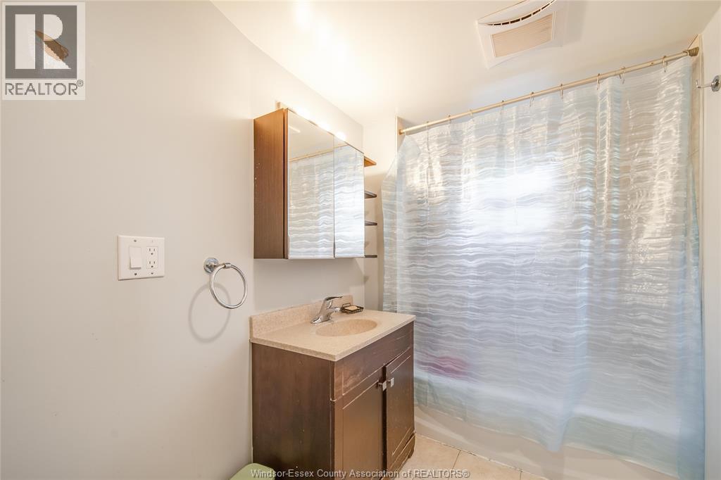 1056-60 Niagara, Windsor, ON - Indoor Photo Showing Bathroom