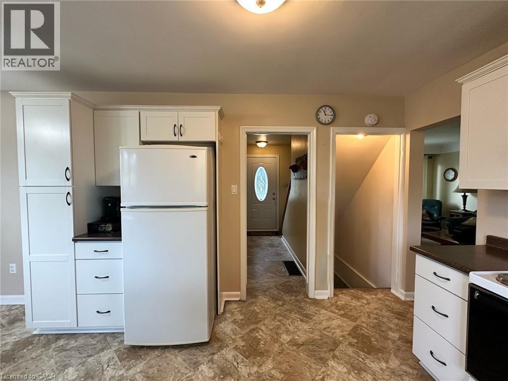 129 Broker Drive, Hamilton, ON - Indoor Photo Showing Kitchen