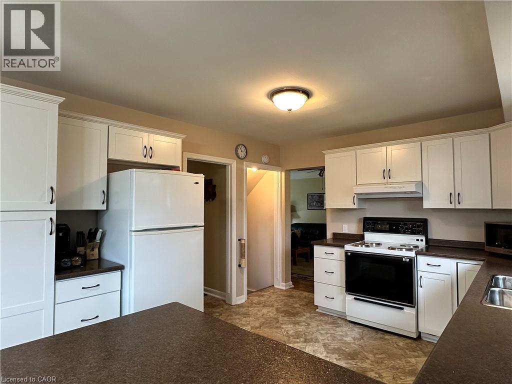 129 Broker Drive, Hamilton, ON - Indoor Photo Showing Kitchen With Double Sink