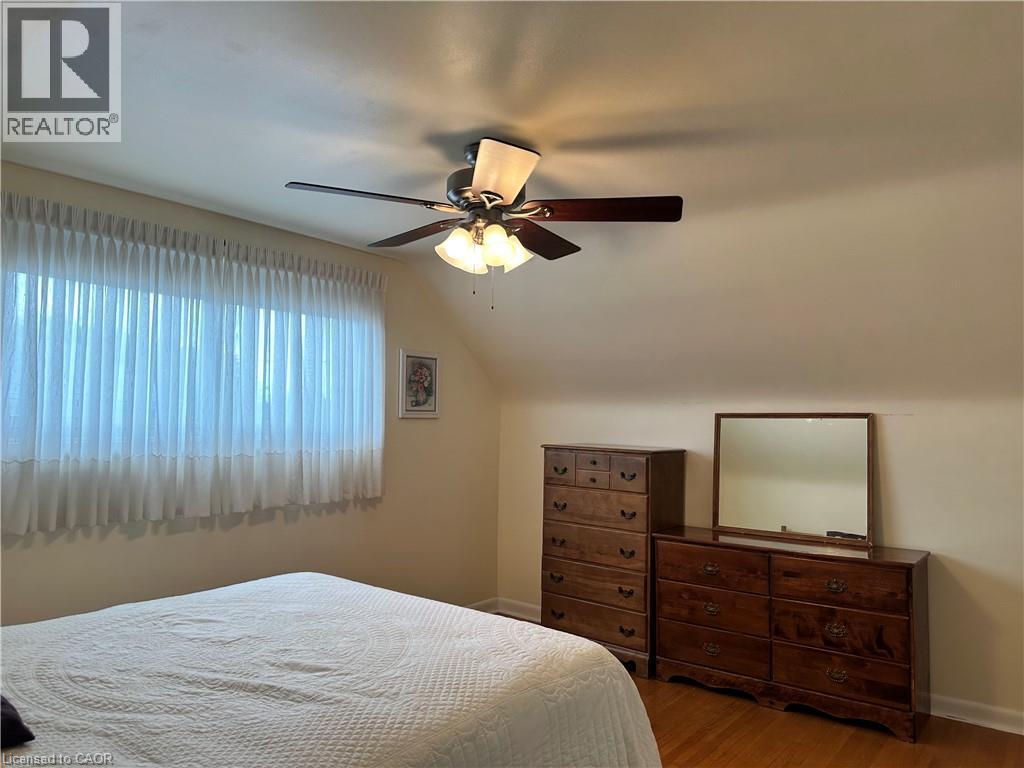 129 Broker Drive, Hamilton, ON - Indoor Photo Showing Bedroom