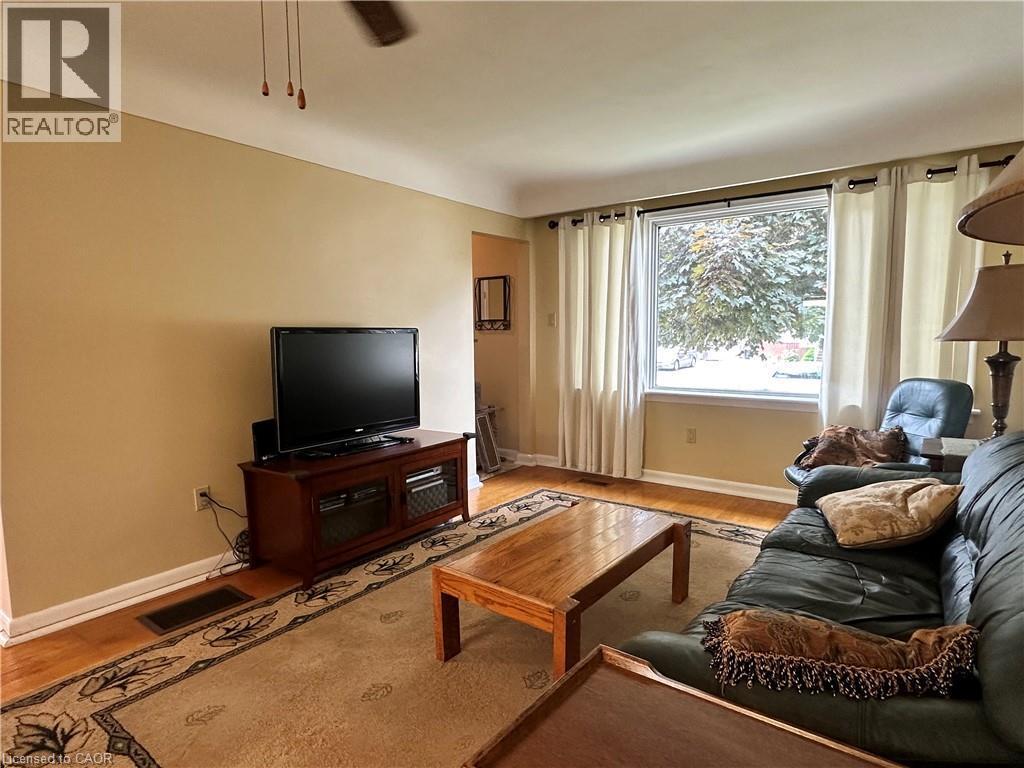 129 Broker Drive, Hamilton, ON - Indoor Photo Showing Living Room