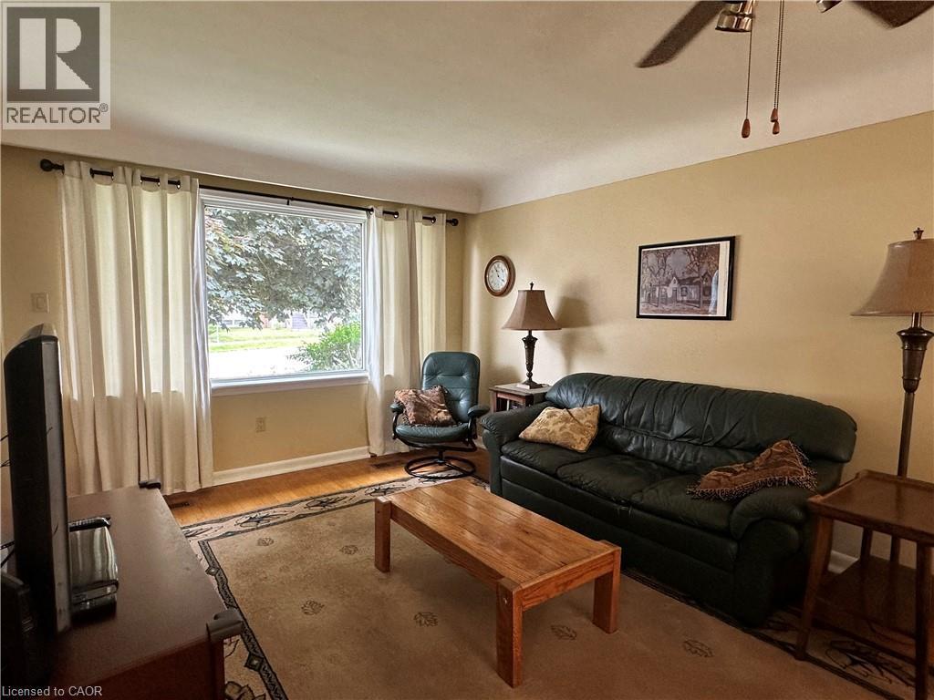 129 Broker Drive, Hamilton, ON - Indoor Photo Showing Living Room