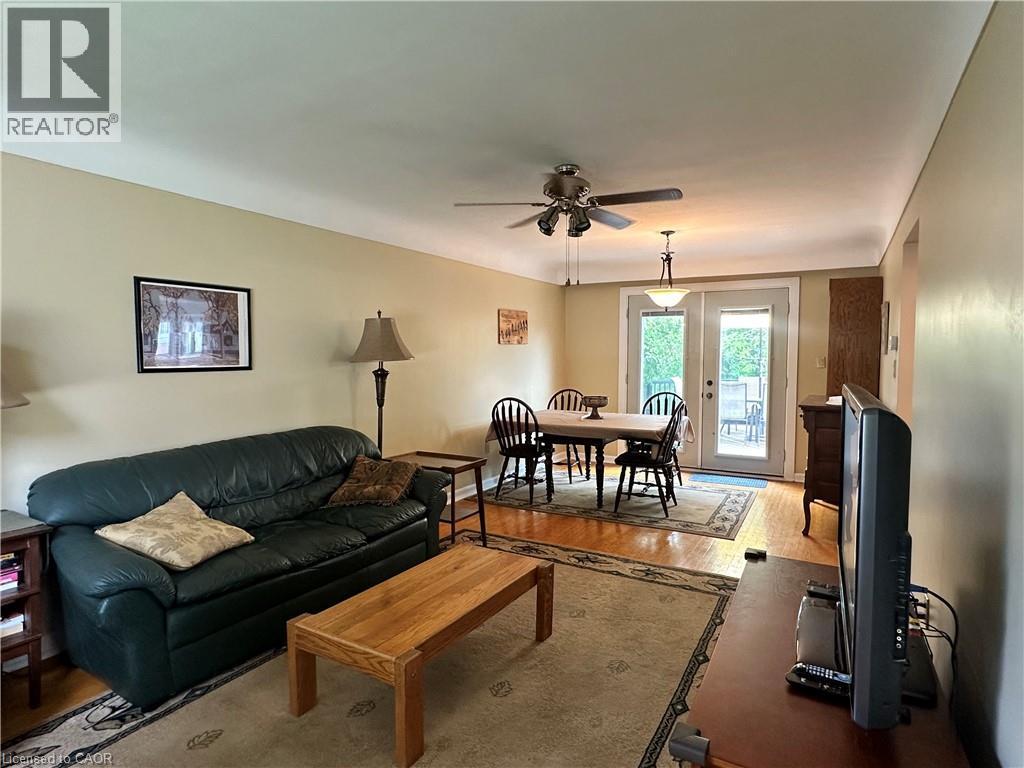 129 Broker Drive, Hamilton, ON - Indoor Photo Showing Living Room