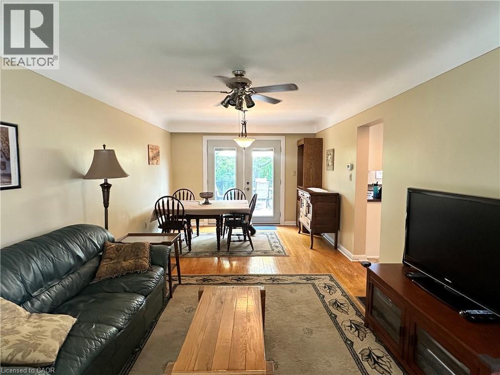 129 Broker Drive, Hamilton, ON - Indoor Photo Showing Living Room