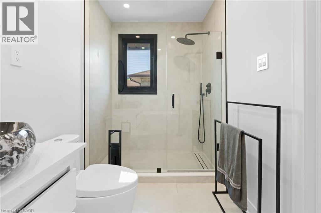 Full bathroom with vanity and a stall shower - 17 Clearview Drive, Hamilton, ON - Indoor Photo Showing Bathroom