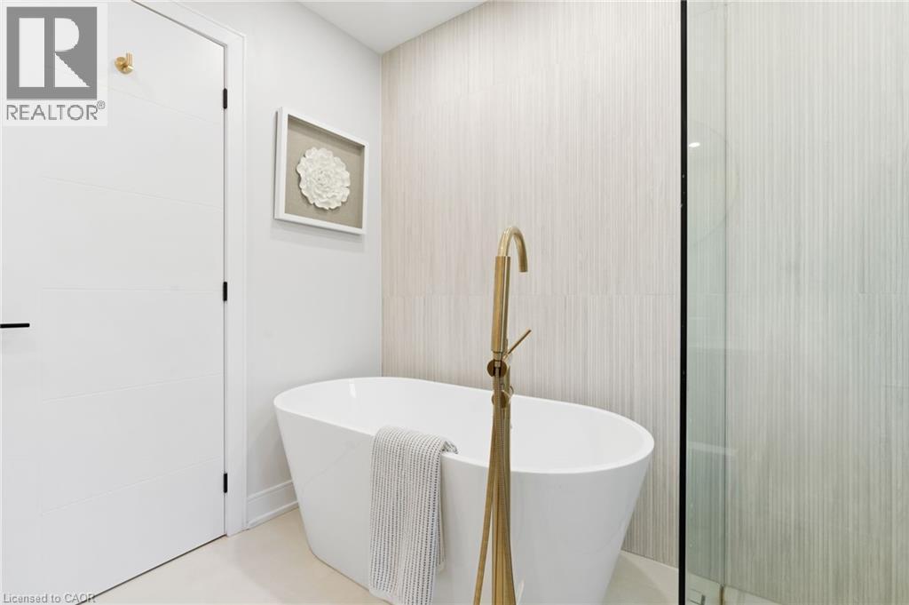 Bathroom featuring a soaking tub - 17 Clearview Drive, Hamilton, ON - Indoor Photo Showing Bathroom