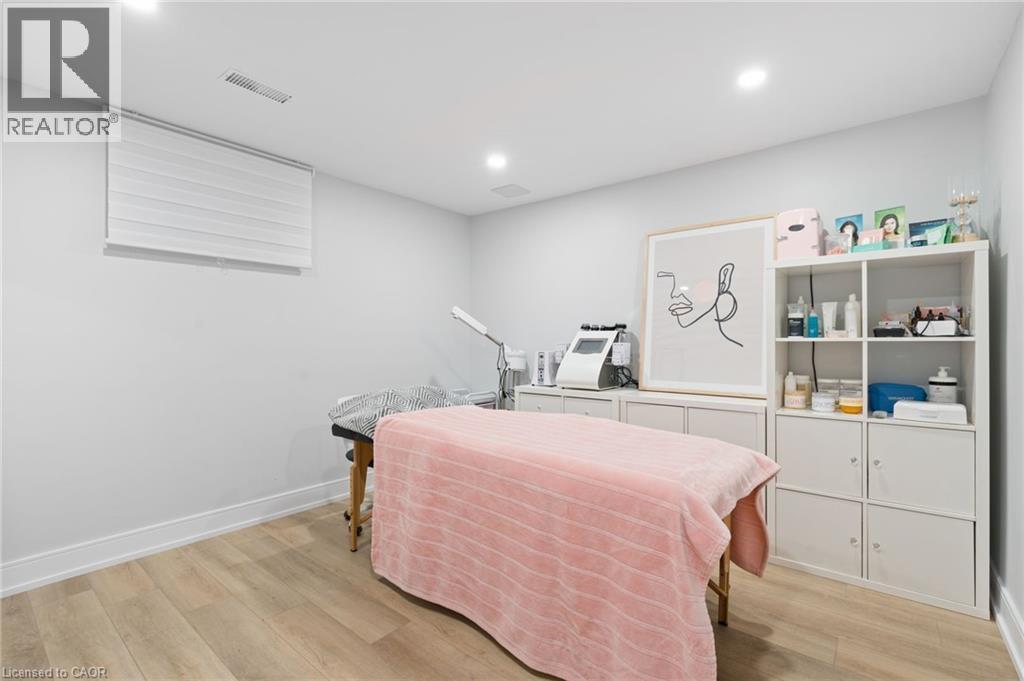 Bedroom featuring light wood-type flooring and recessed lighting - 17 Clearview Drive, Hamilton, ON - Indoor Photo Showing Bedroom