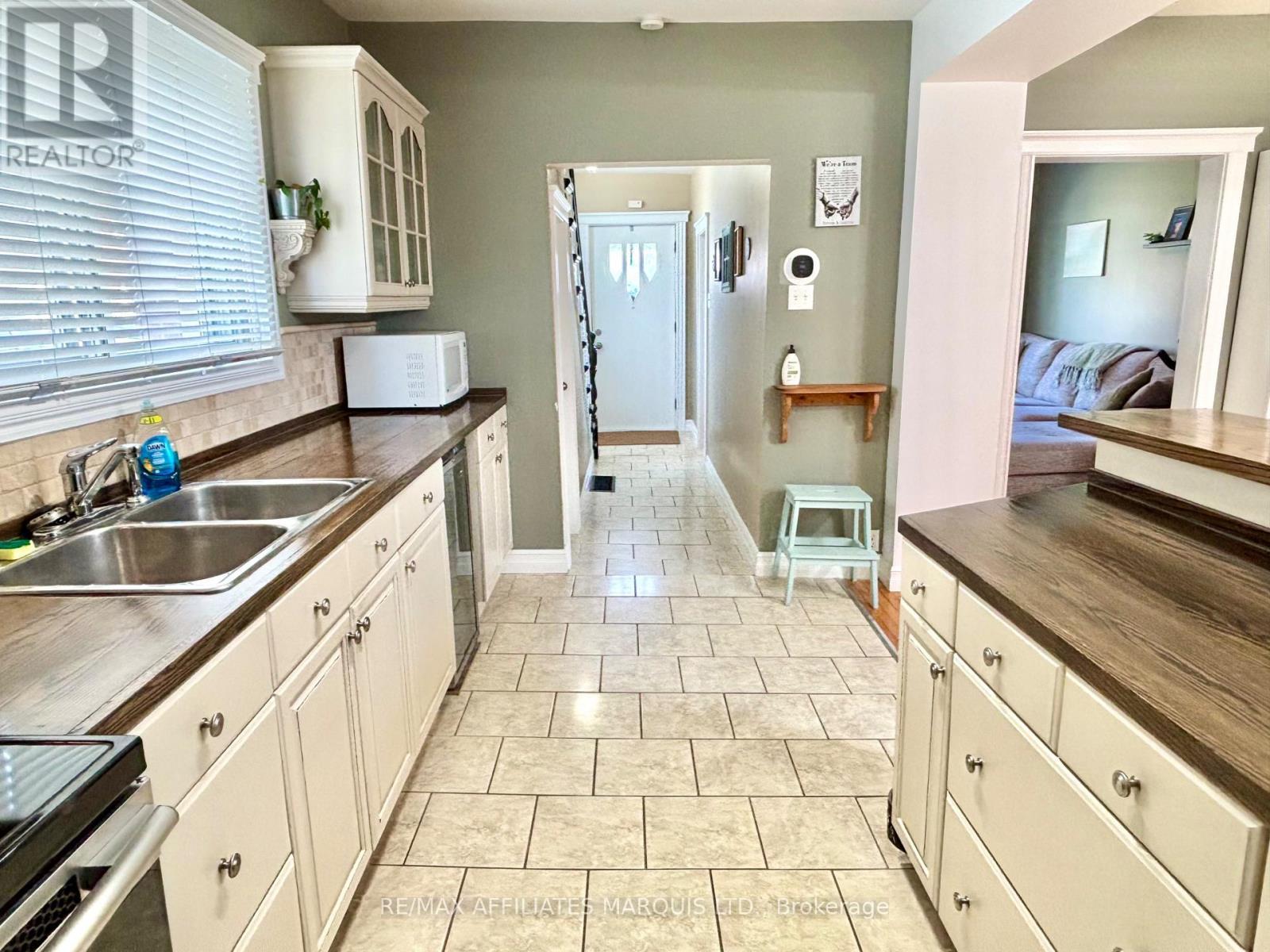 4 Seymour Avenue, Cornwall, ON - Indoor Photo Showing Kitchen With Double Sink