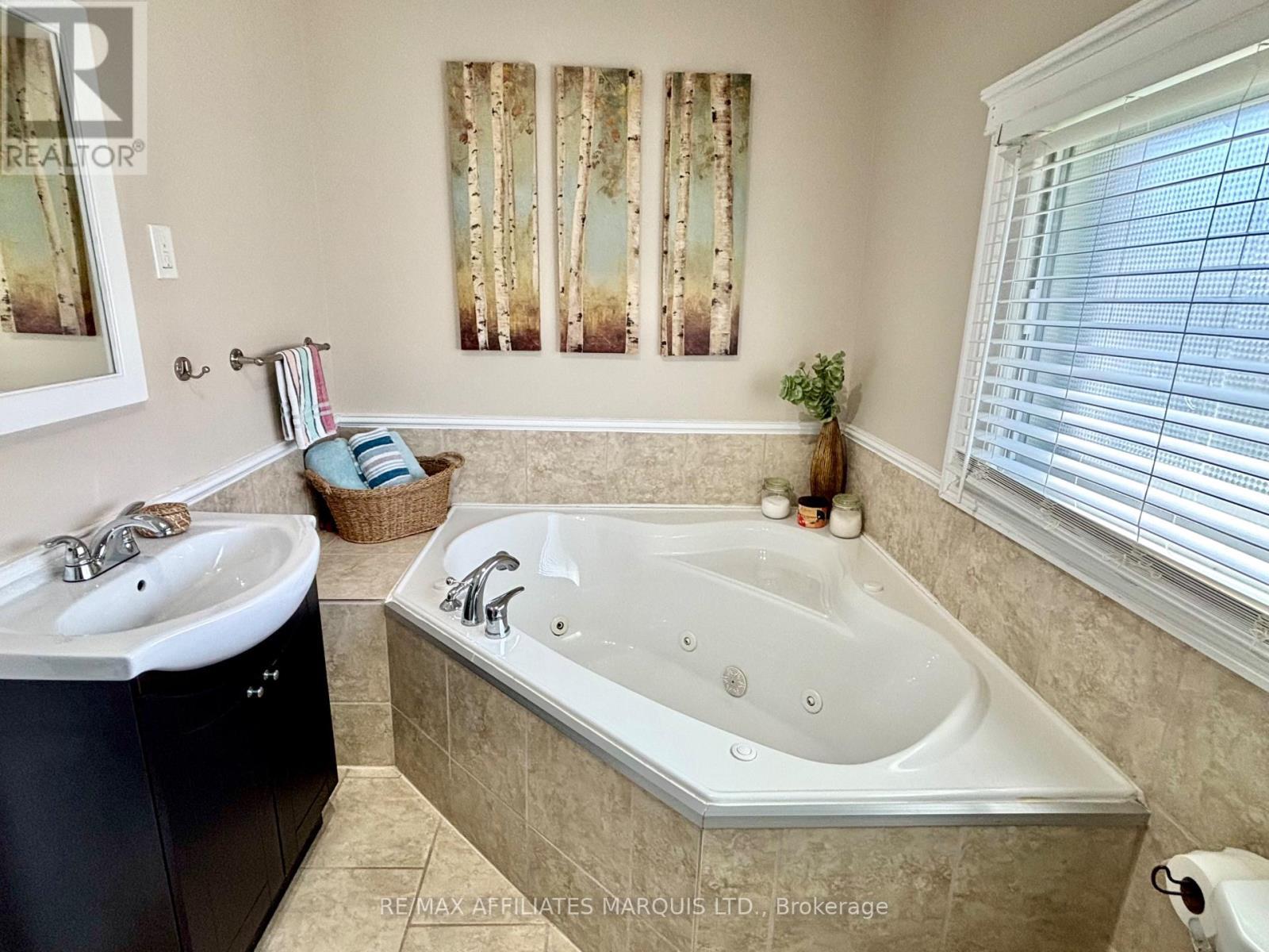 4 Seymour Avenue, Cornwall, ON - Indoor Photo Showing Bathroom
