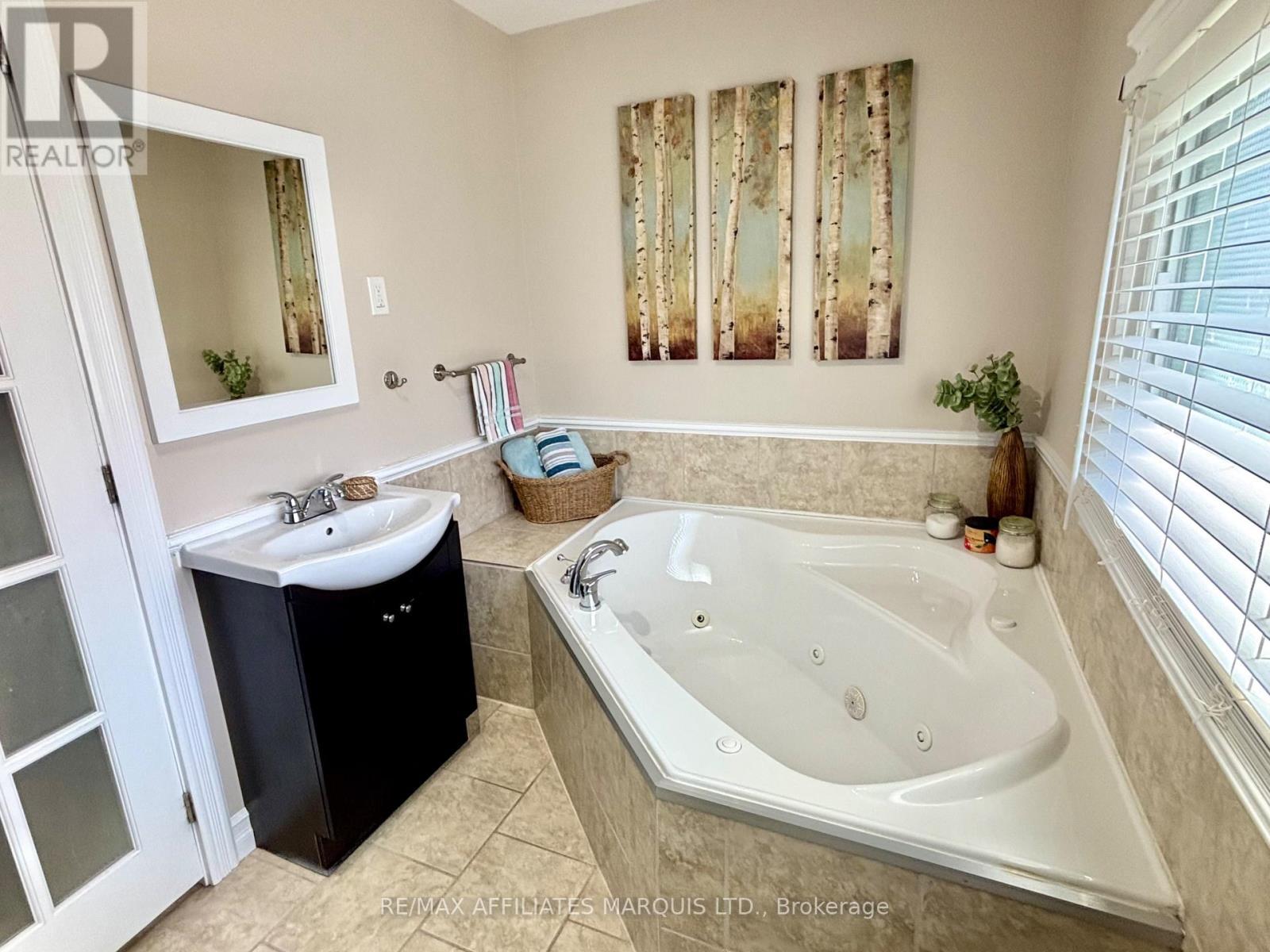 4 Seymour Avenue, Cornwall, ON - Indoor Photo Showing Bathroom
