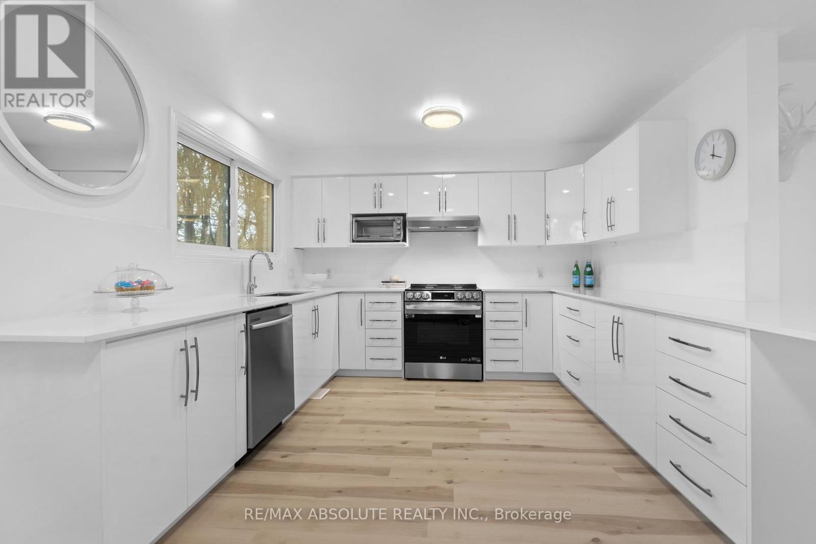 1444 Normandy Crescent, Ottawa, ON - Indoor Photo Showing Kitchen With Upgraded Kitchen