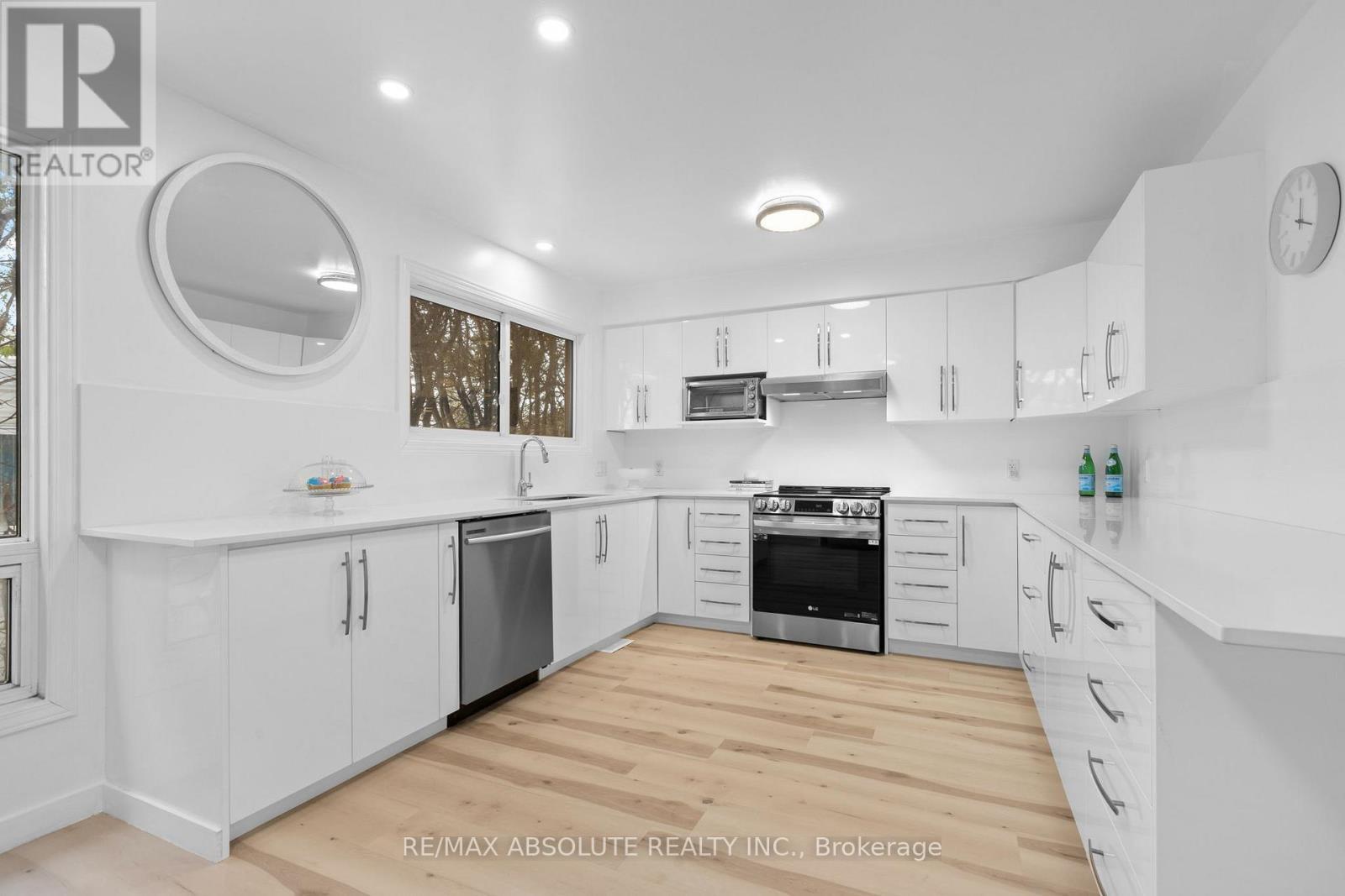 1444 Normandy Crescent, Ottawa, ON - Indoor Photo Showing Kitchen With Upgraded Kitchen