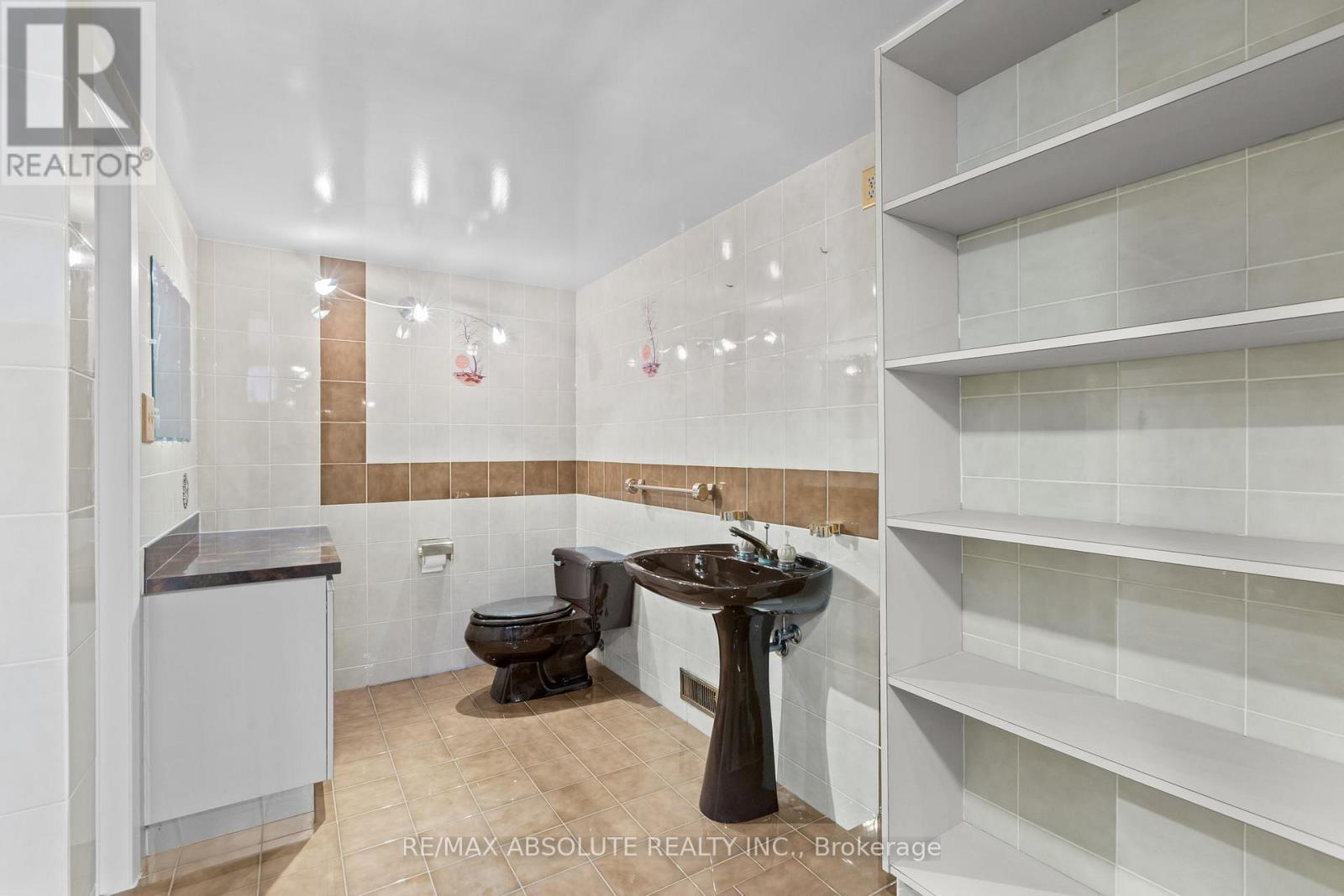 Full bath with tub in lower level - 1444 Normandy Crescent, Ottawa, ON - Indoor