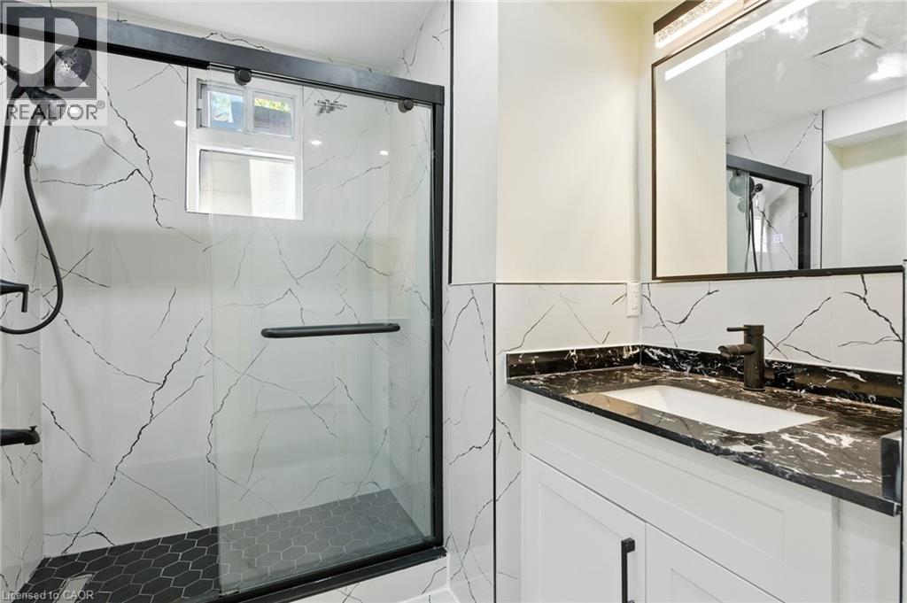 9 Alice Street, Hamilton, ON - Indoor Photo Showing Bathroom