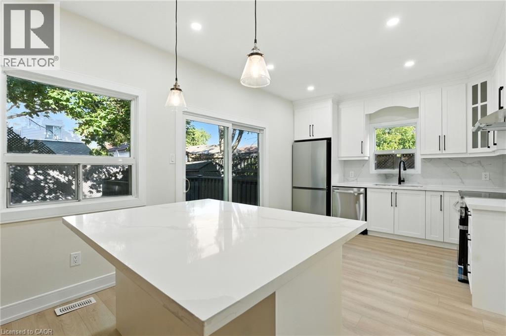 9 Alice Street, Hamilton, ON - Indoor Photo Showing Kitchen With Upgraded Kitchen