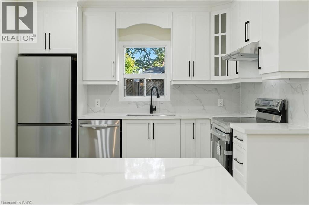 9 Alice Street, Hamilton, ON - Indoor Photo Showing Kitchen With Upgraded Kitchen