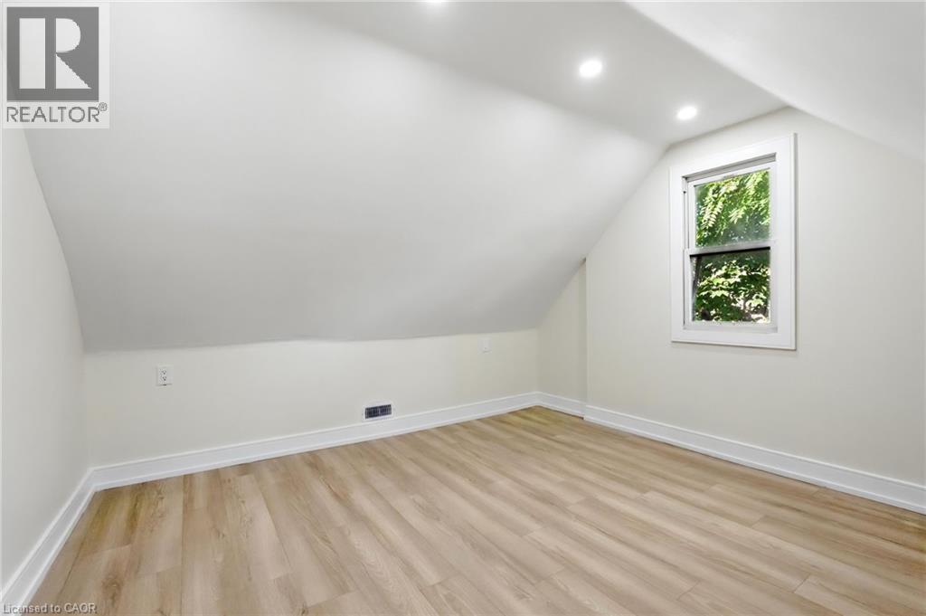 9 Alice Street, Hamilton, ON - Indoor Photo Showing Other Room