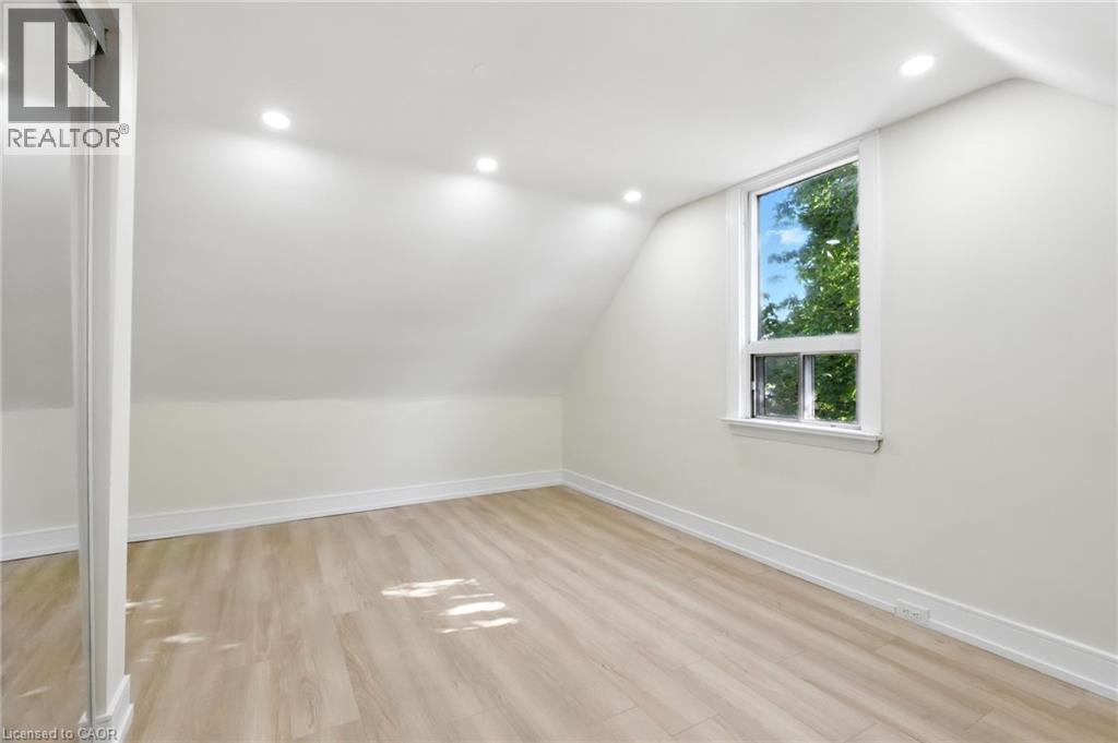 9 Alice Street, Hamilton, ON - Indoor Photo Showing Other Room