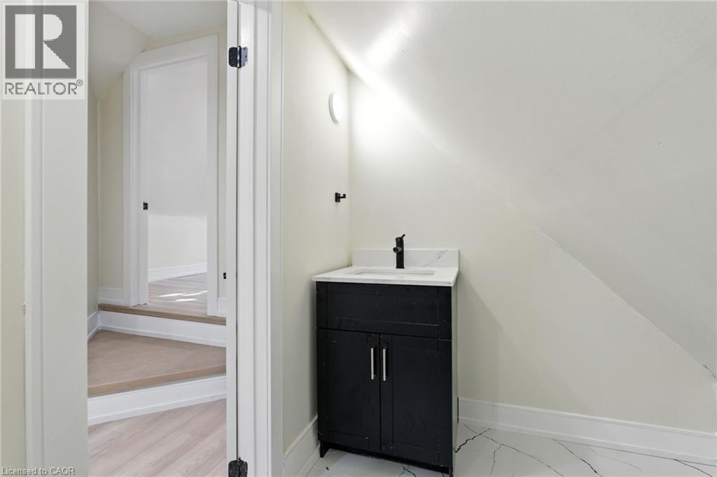 9 Alice Street, Hamilton, ON - Indoor Photo Showing Other Room