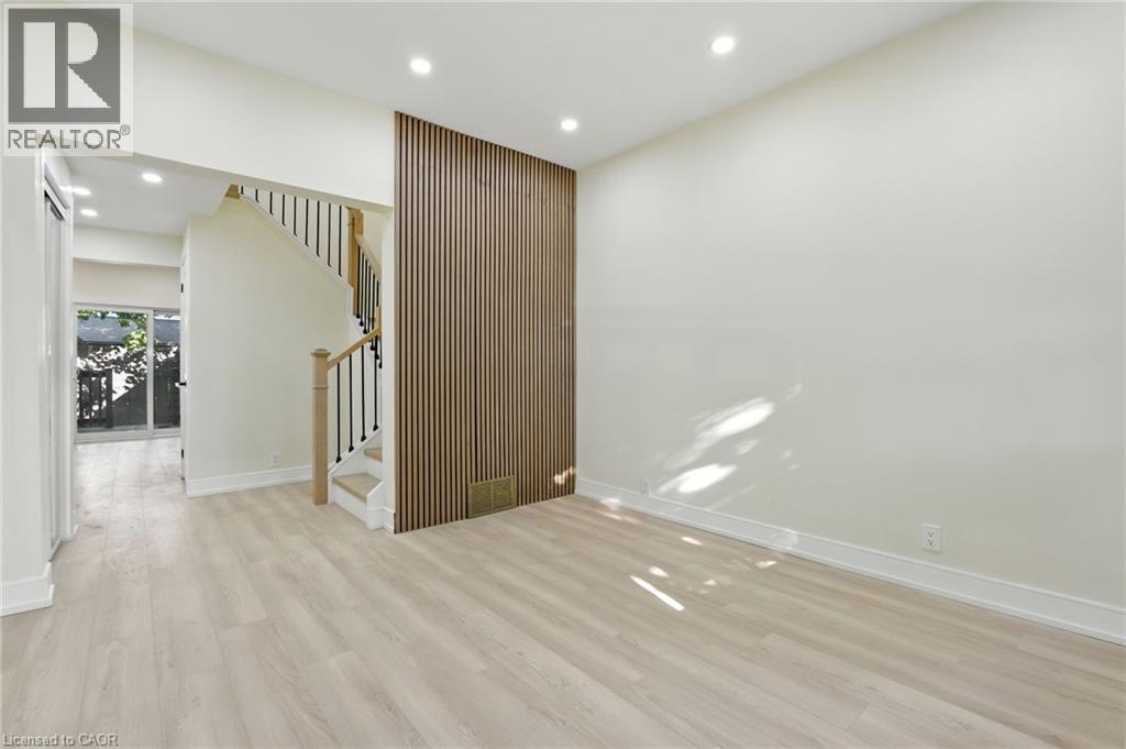 9 Alice Street, Hamilton, ON - Indoor Photo Showing Other Room