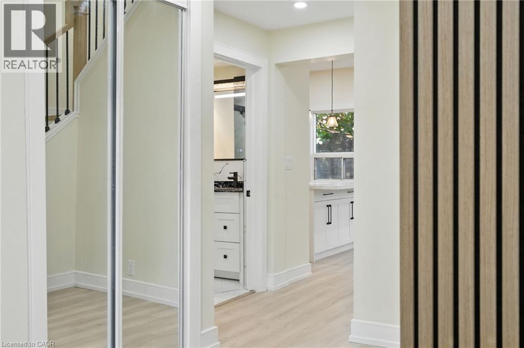 9 Alice Street, Hamilton, ON - Indoor Photo Showing Other Room