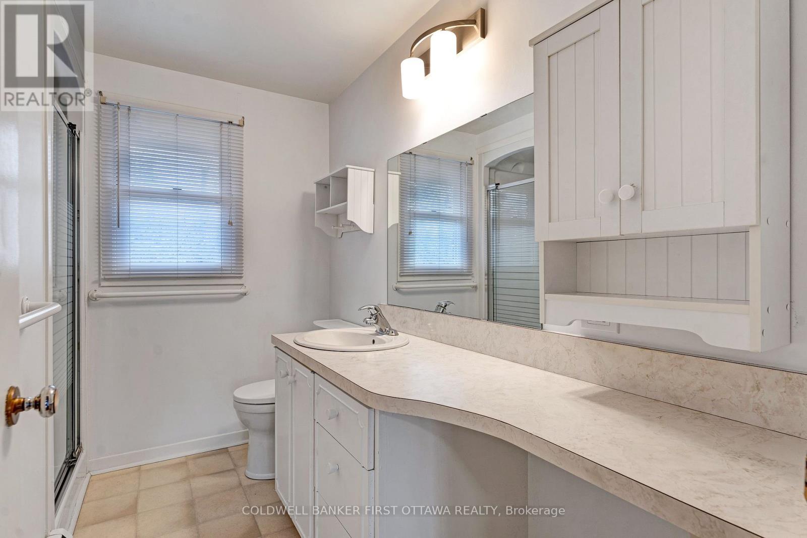 Primary suite's 3-pc ensuite with shower - 12 Glenview Crescent, Perth, ON - Indoor Photo Showing Bathroom