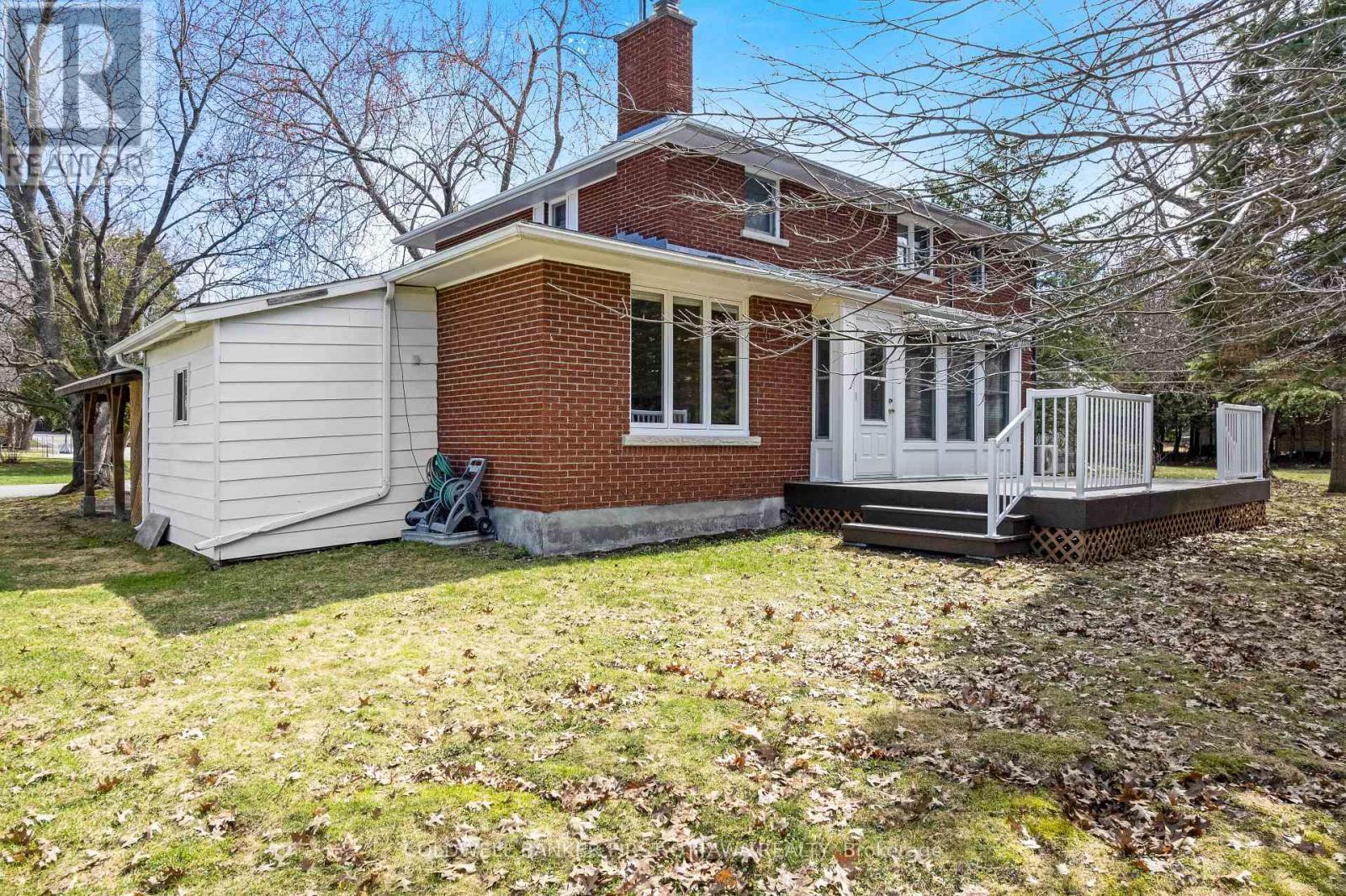 Sunroom door to deck for BBQ gatherings - 12 Glenview Crescent, Perth, ON - Outdoor
