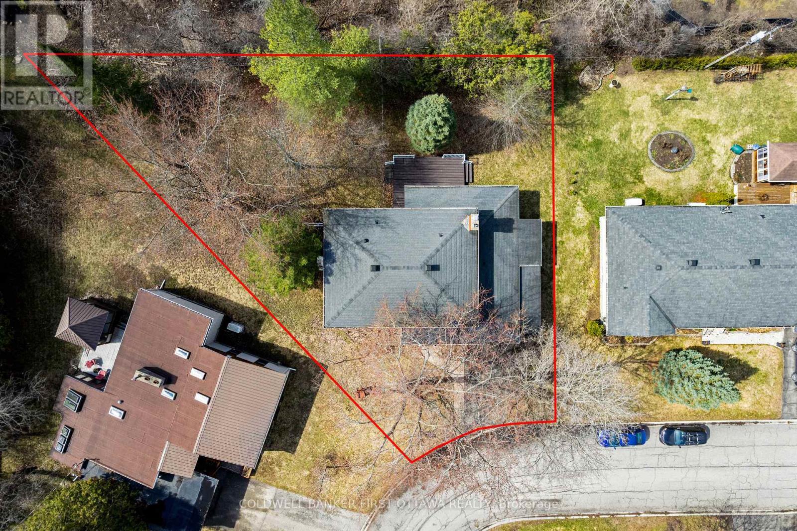 Large town lot, with school bus going by door - 12 Glenview Crescent, Perth, ON - Outdoor