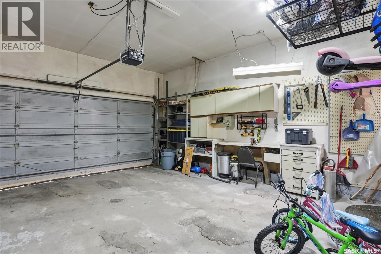 542 Coldspring Way, Saskatoon, SK - Indoor Photo Showing Garage